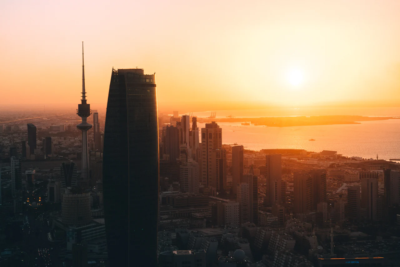 أفق مدينة الكويت عند شروق الشمس
