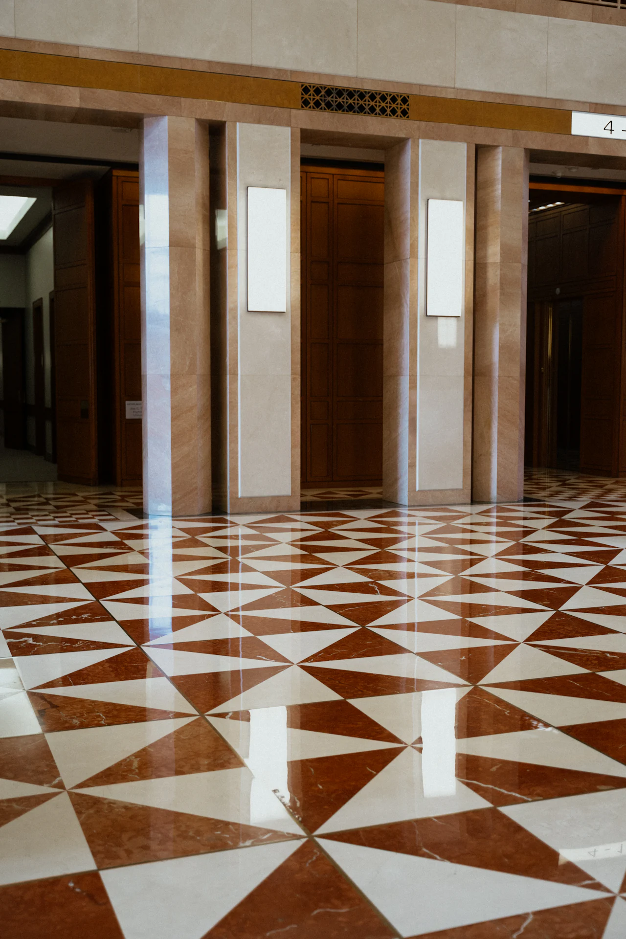 أرضية رخام بنقشة هندسية أمام مصاعد