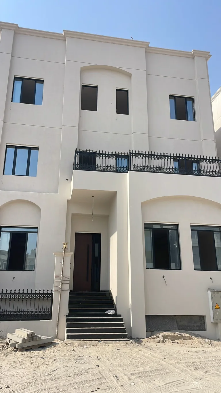 واجهة بيضاء بشرفة حديدية