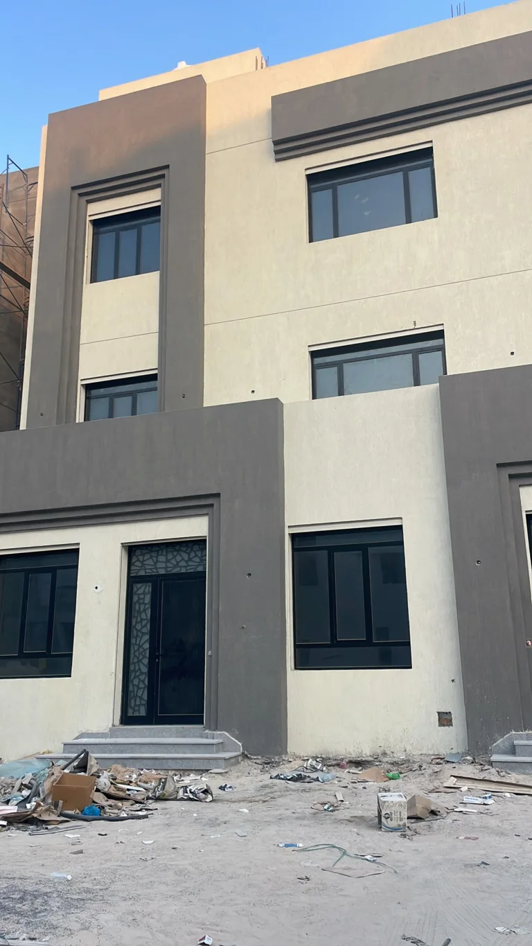 واجهة بيج بإطارات رمادية داكنة
