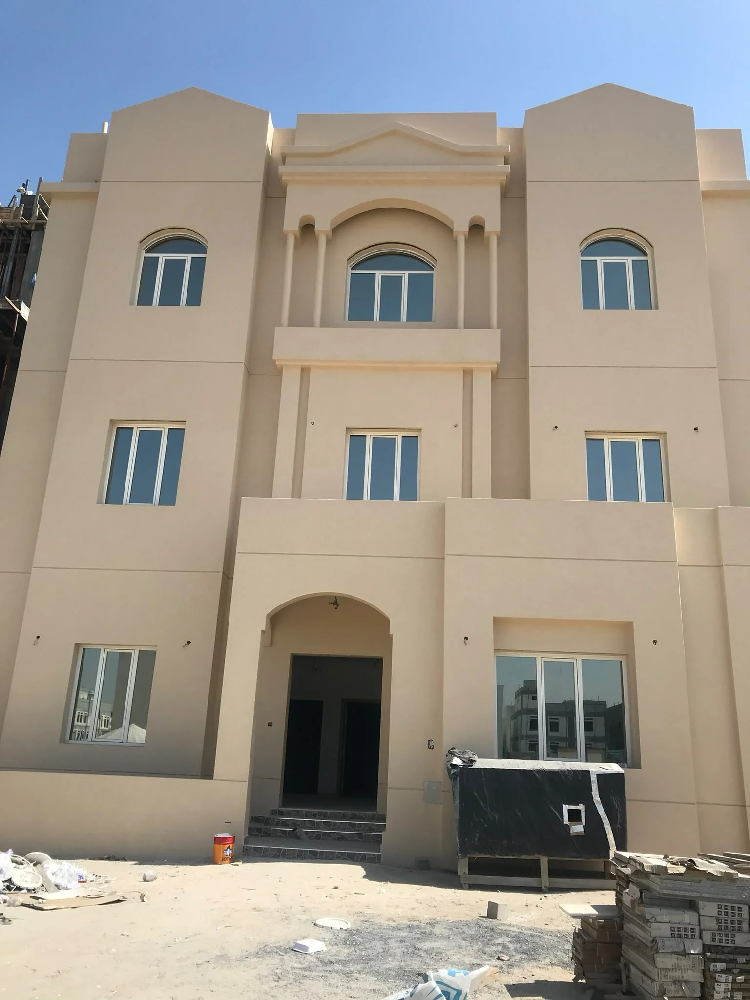 واجهة رملية بنوافذ مقوسة