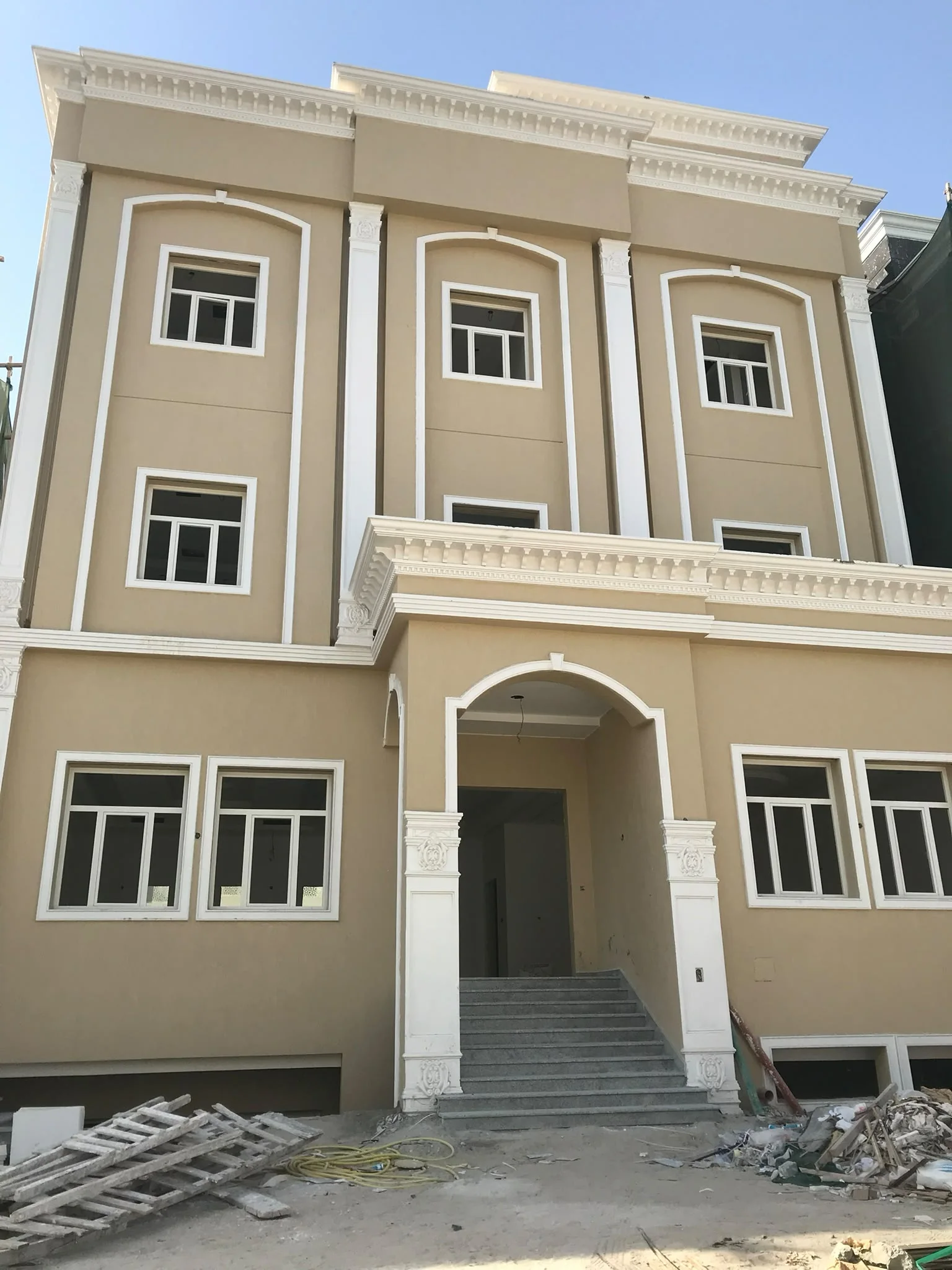 واجهة بيج بأعمدة جدارية بيضاء