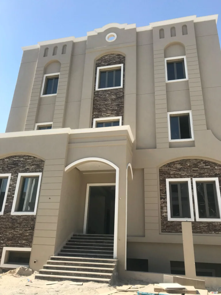 واجهة بيج بكسوة حجرية داكنة