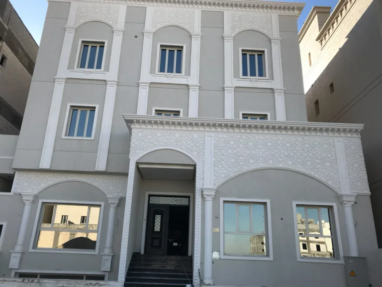 واجهة رمادية بزخارف بيضاء