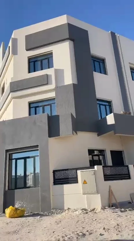 واجهة عصرية بإطارات رمادية
