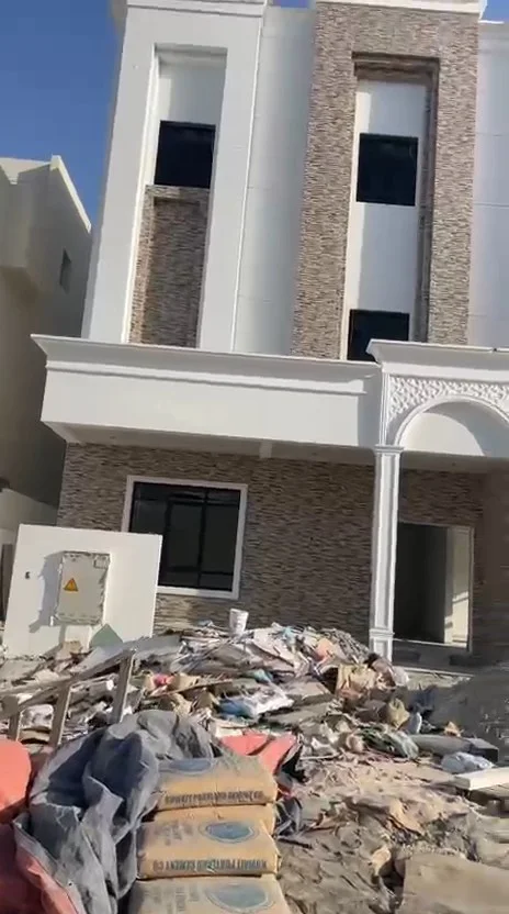 واجهة بيضاء بكسوة حجرية