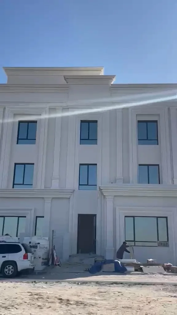 واجهة بيضاء بأعمدة جدارية