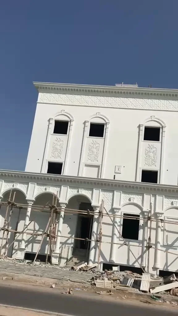 واجهة بيضاء مزخرفة أثناء التنفيذ